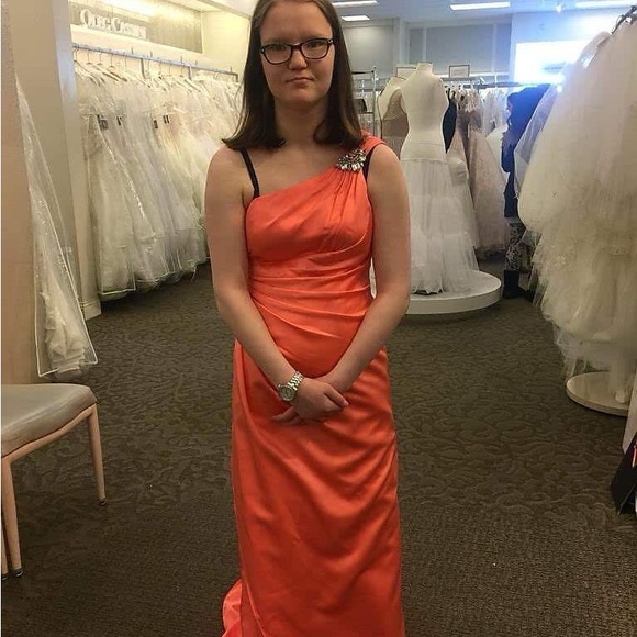 I only worn it once for my graduation it’s in really good shape comes with a bag - Picture 5 of 7